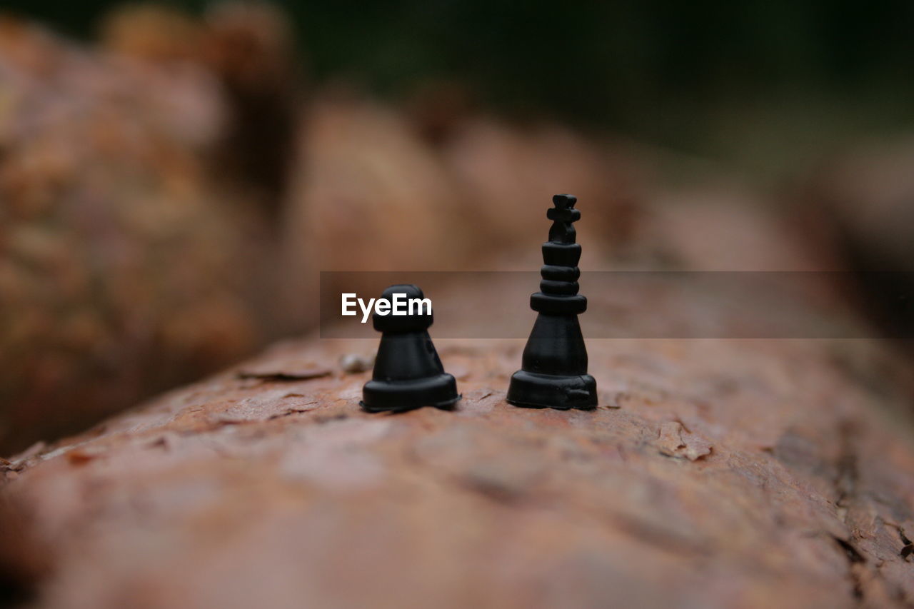 CLOSE-UP OF CHESS PIECES ON WOOD