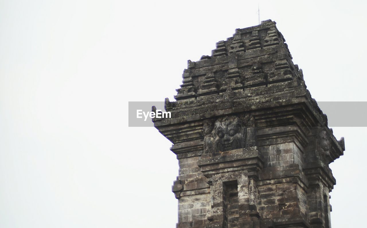 LOW ANGLE VIEW OF A TEMPLE AGAINST SKY