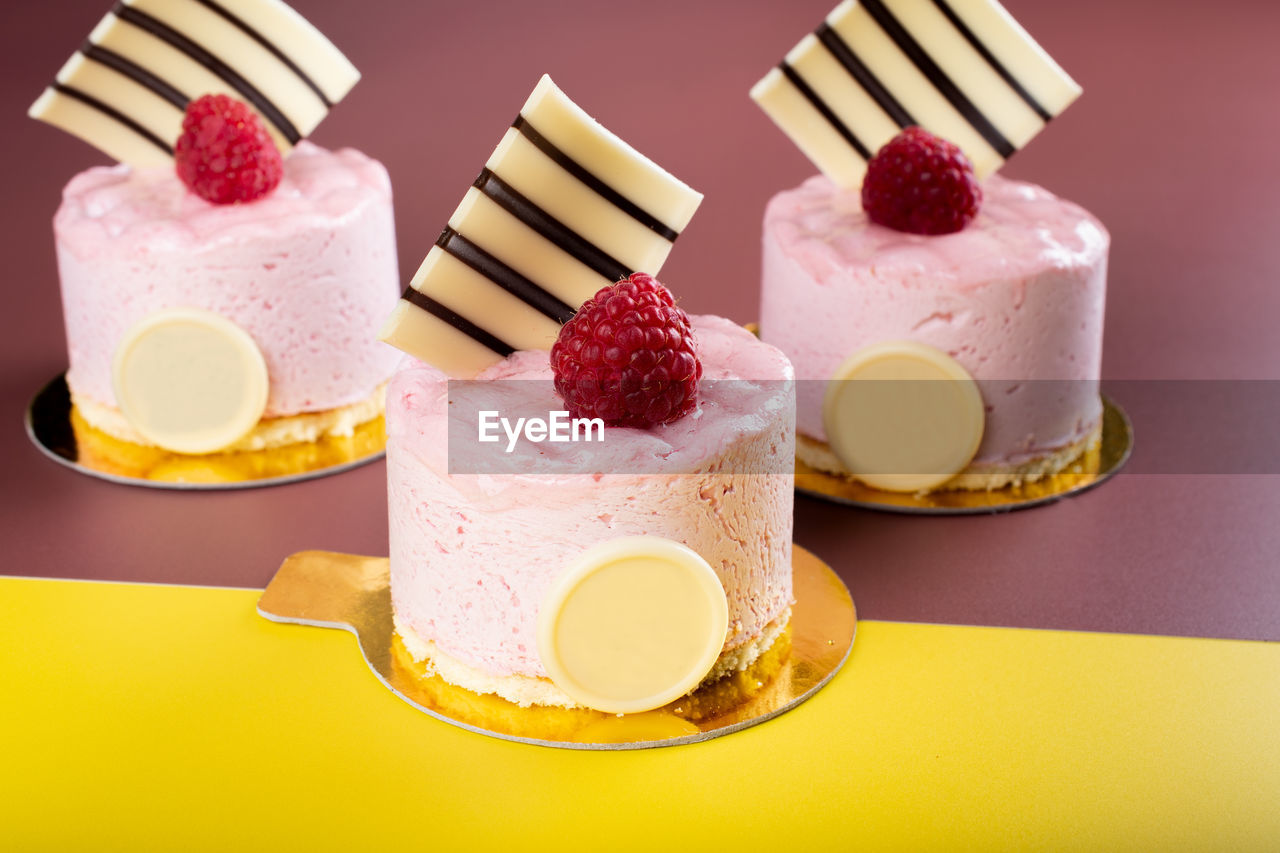 HIGH ANGLE VIEW OF CHOCOLATE CAKE ON TABLE