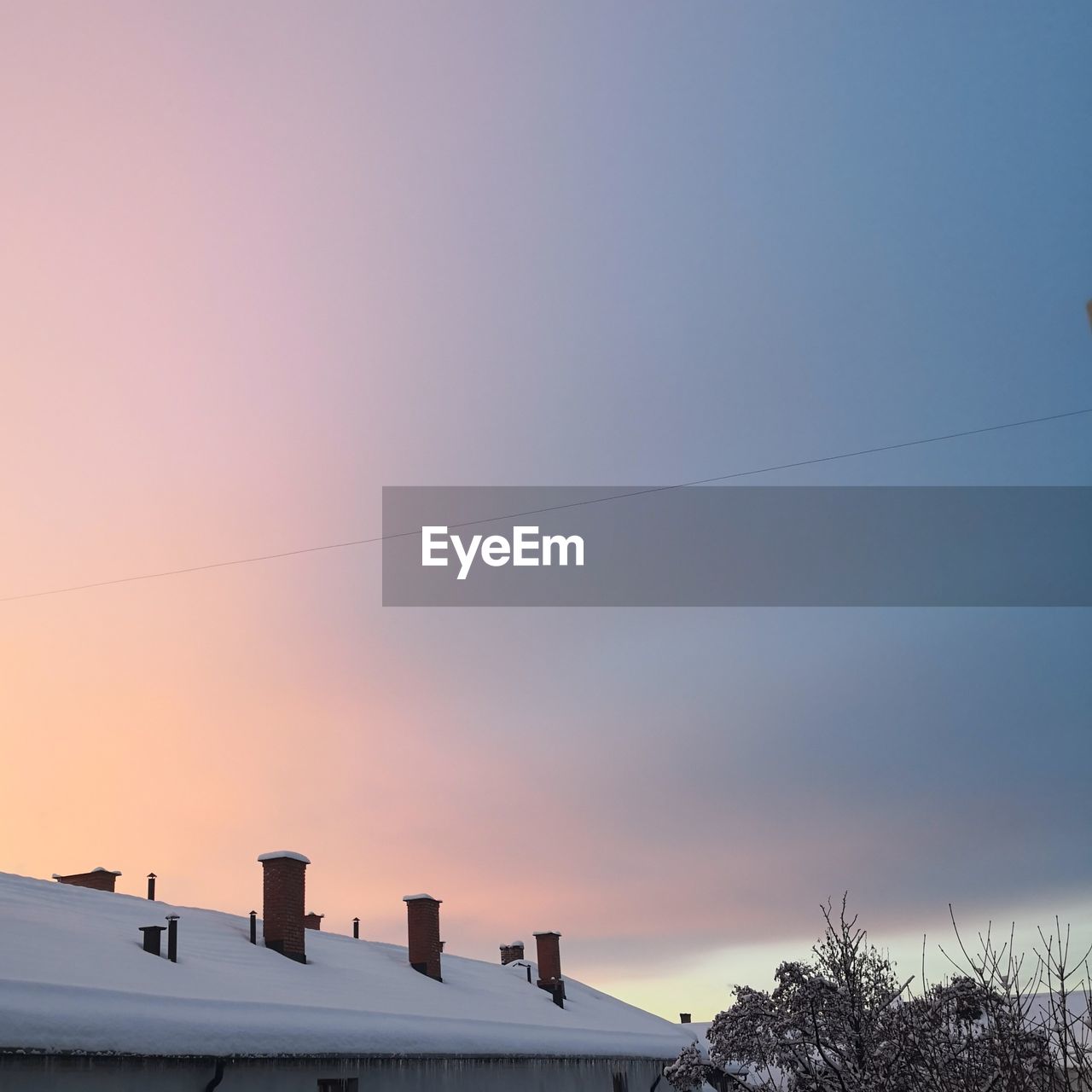 LOW ANGLE VIEW OF SILHOUETTE HOUSE AGAINST SKY DURING SUNSET