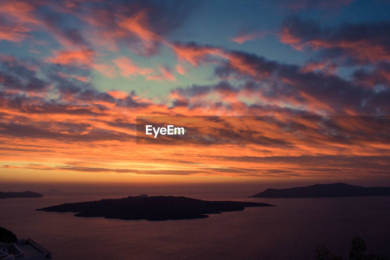 SCENIC VIEW OF SEA AGAINST DRAMATIC SKY