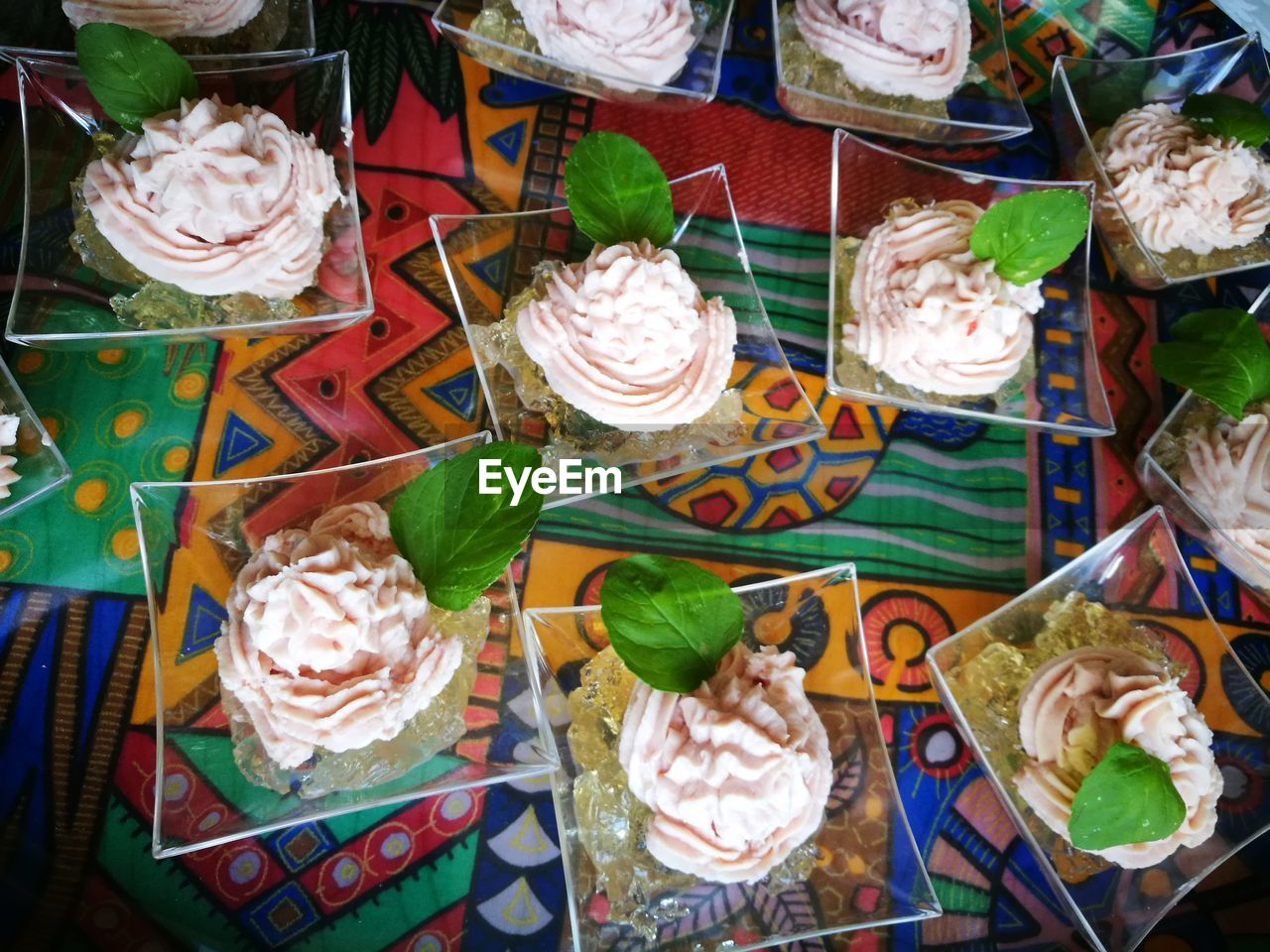 HIGH ANGLE VIEW OF CUPCAKES ON PLATE