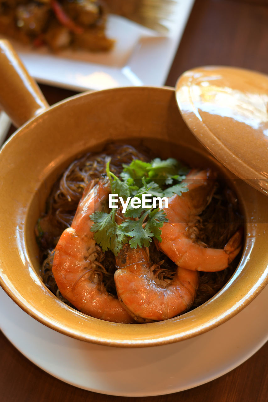 HIGH ANGLE VIEW OF FOOD IN BOWL