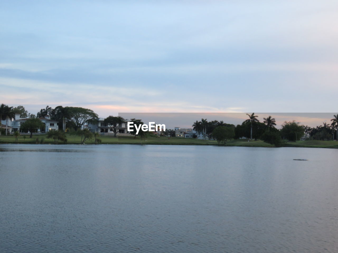 IDYLLIC VIEW OF LAKE AGAINST SKY