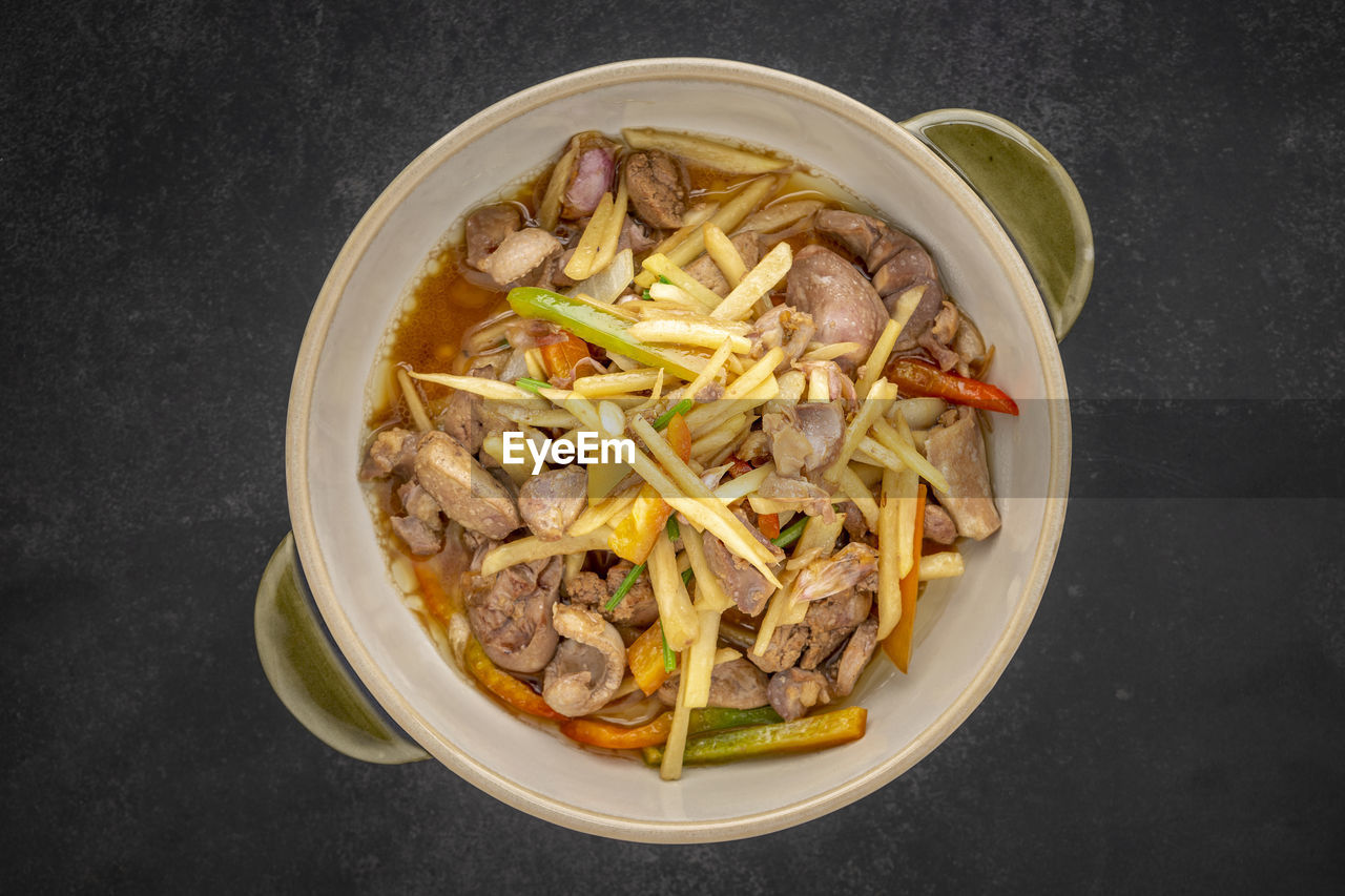 DIRECTLY ABOVE SHOT OF NOODLES IN BOWL ON TABLE