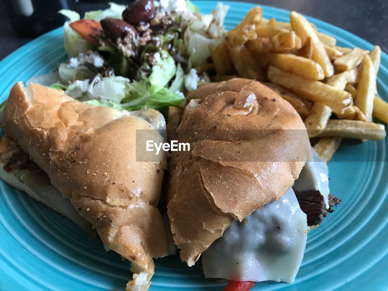 CLOSE-UP OF BURGER IN CONTAINER