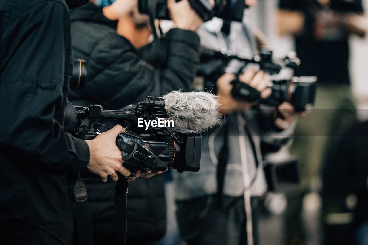 Public live event media coverage, television cameras at a press conference