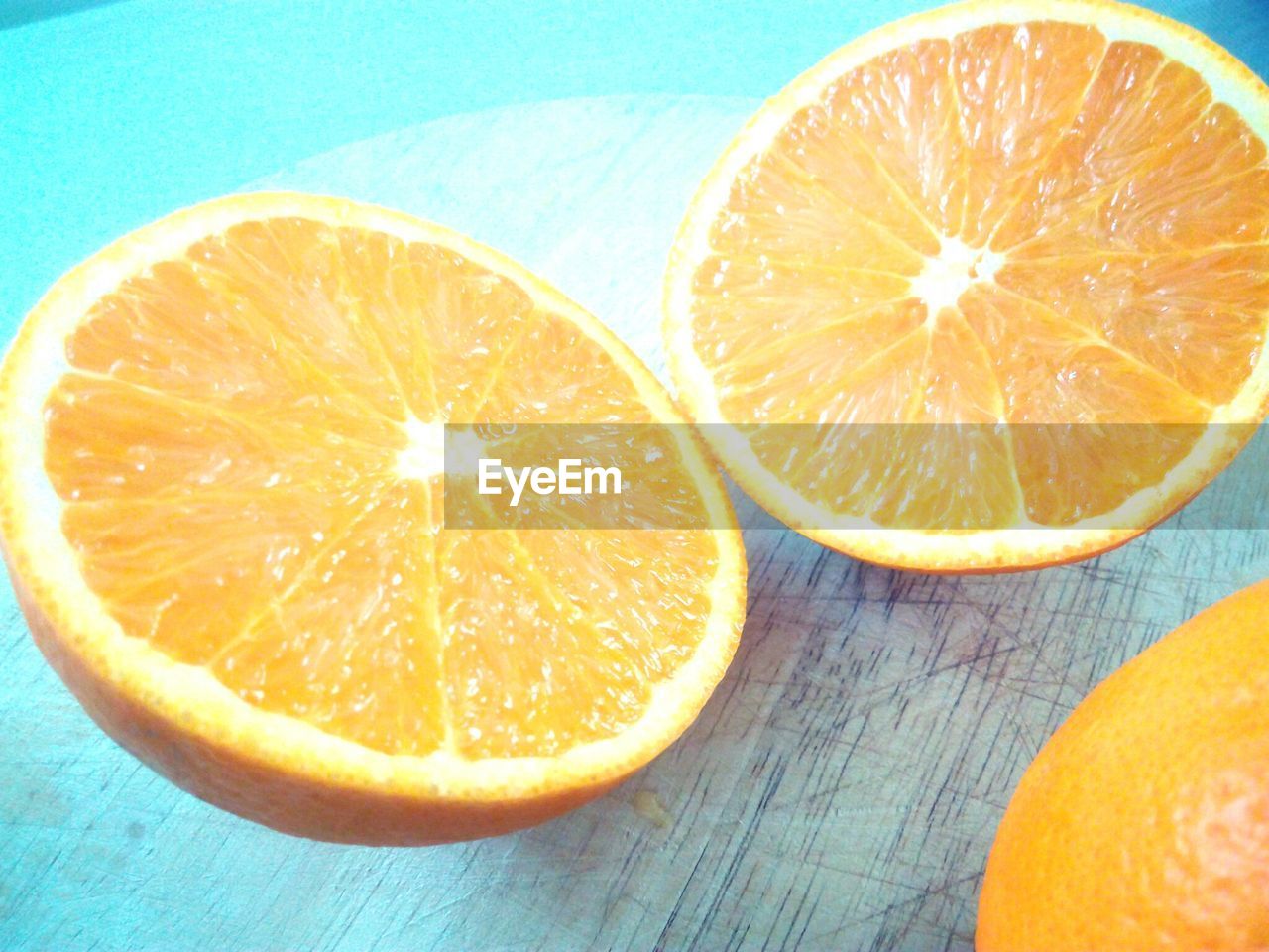 CLOSE-UP OF ORANGE SLICES