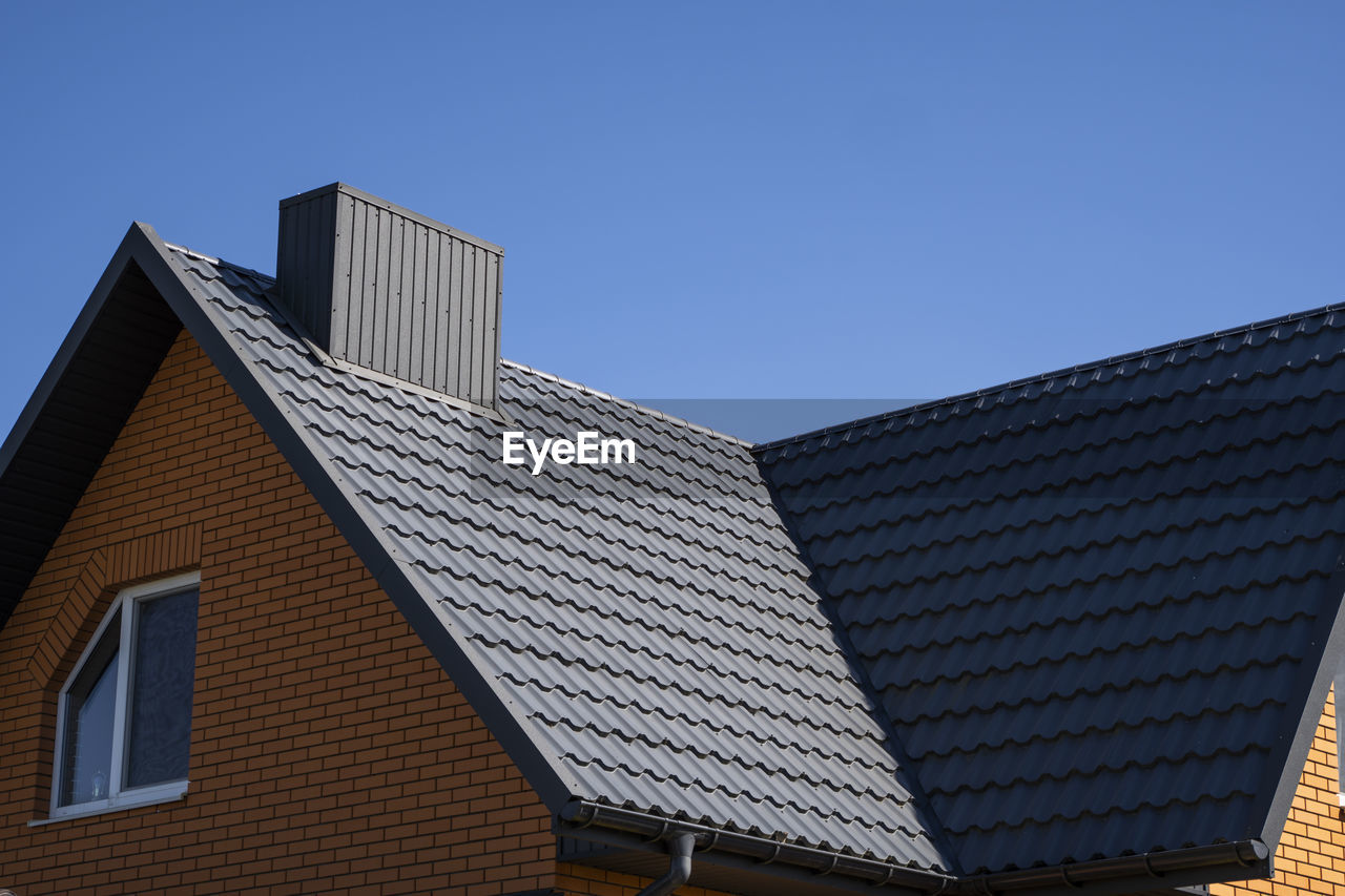 LOW ANGLE VIEW OF MODERN BUILDING AGAINST CLEAR SKY