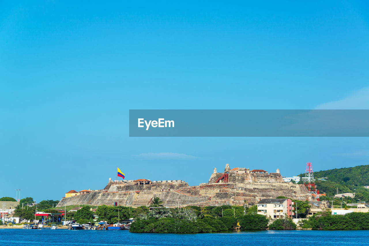 Castillo san felipe de barajas by sea against sky