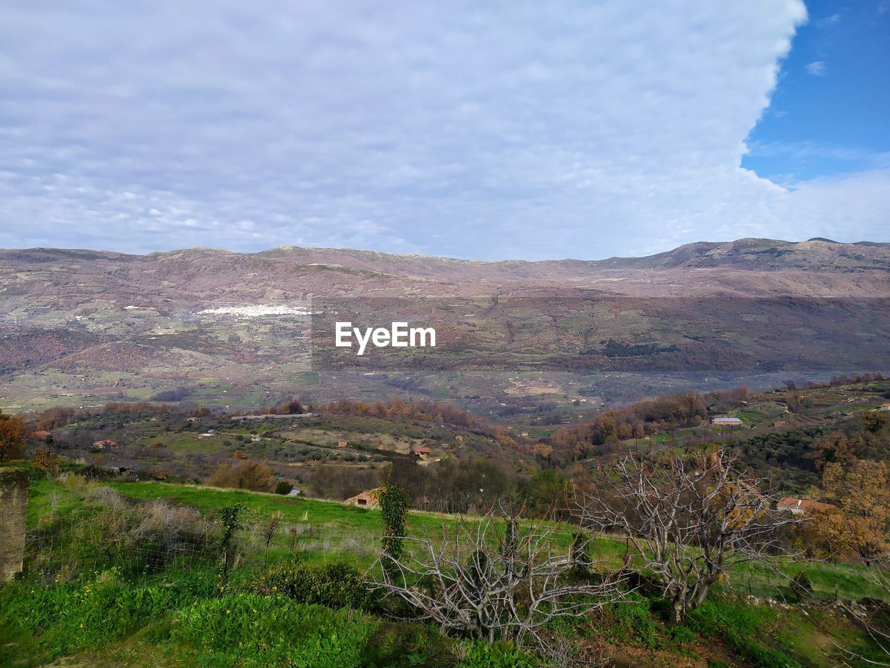 SCENIC VIEW OF LANDSCAPE AND MOUNTAIN AGAINST SKY