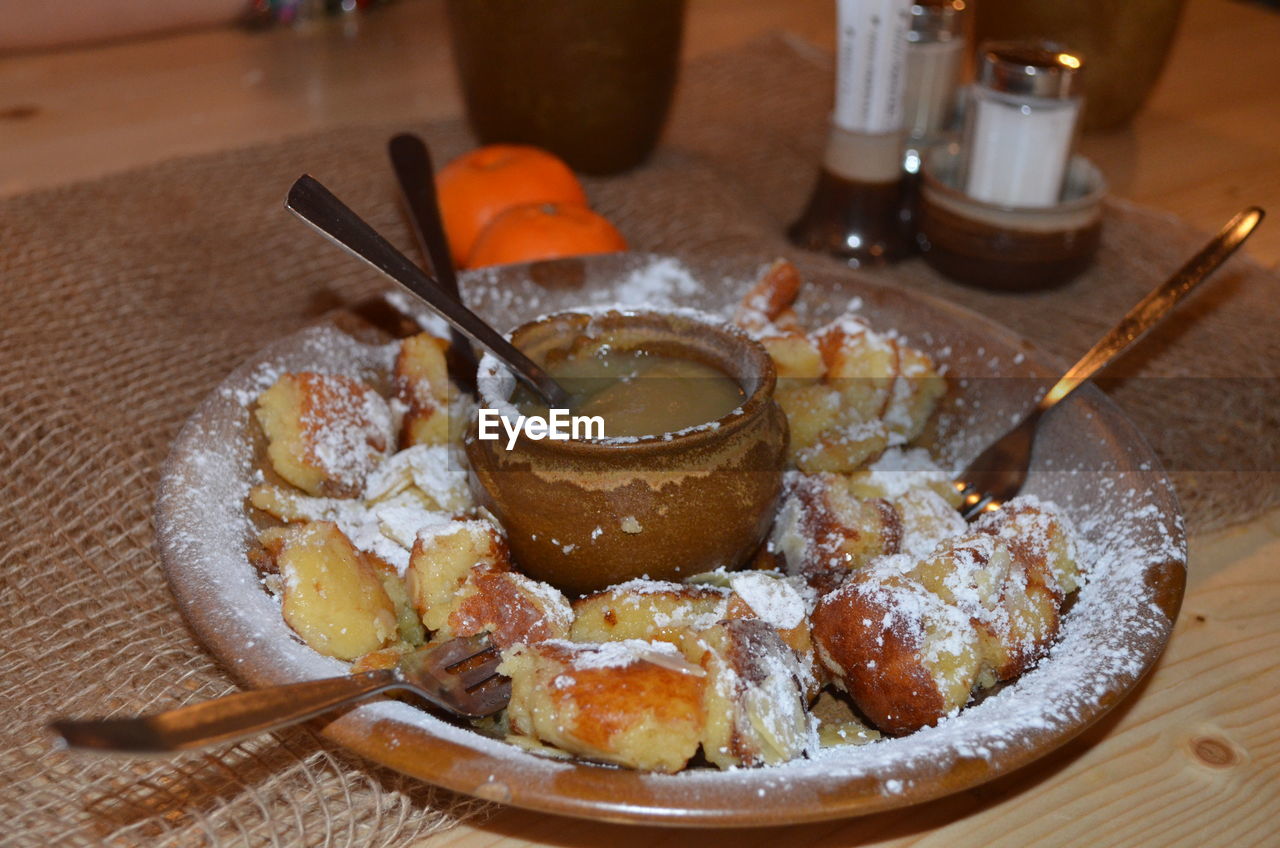 CLOSE-UP OF FOOD IN PLATE