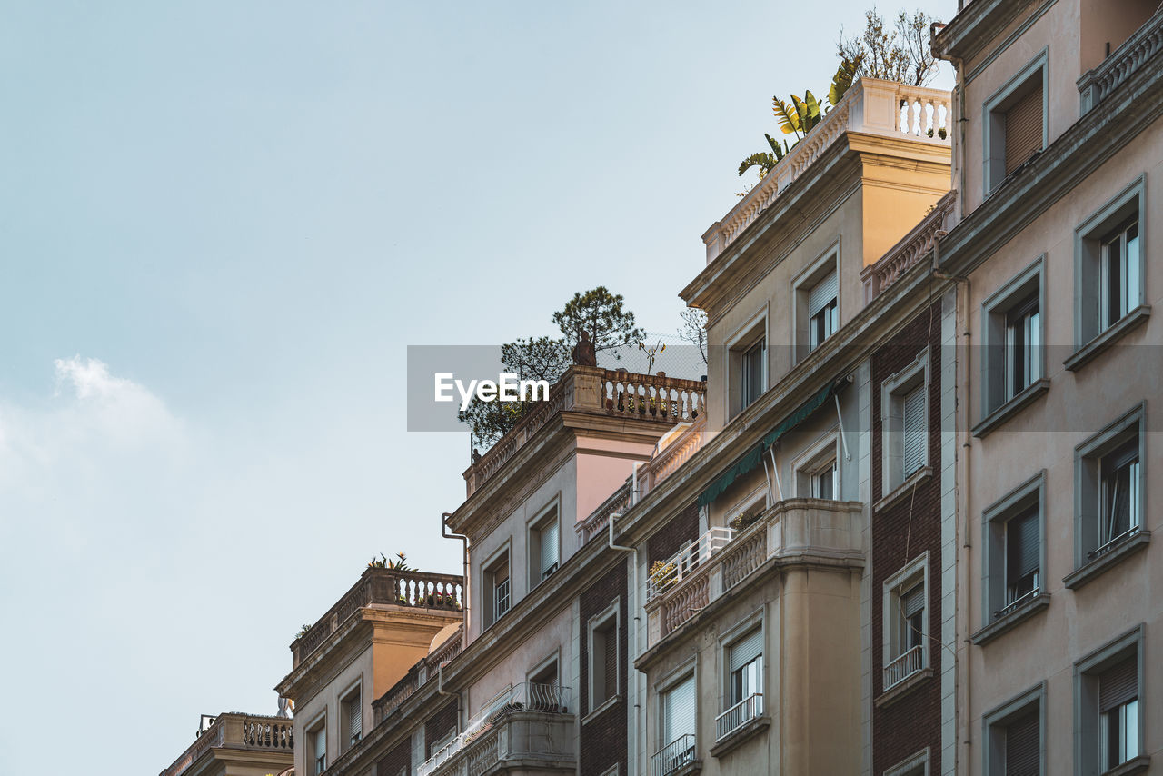 LOW ANGLE VIEW OF BUILDING AGAINST SKY IN CITY