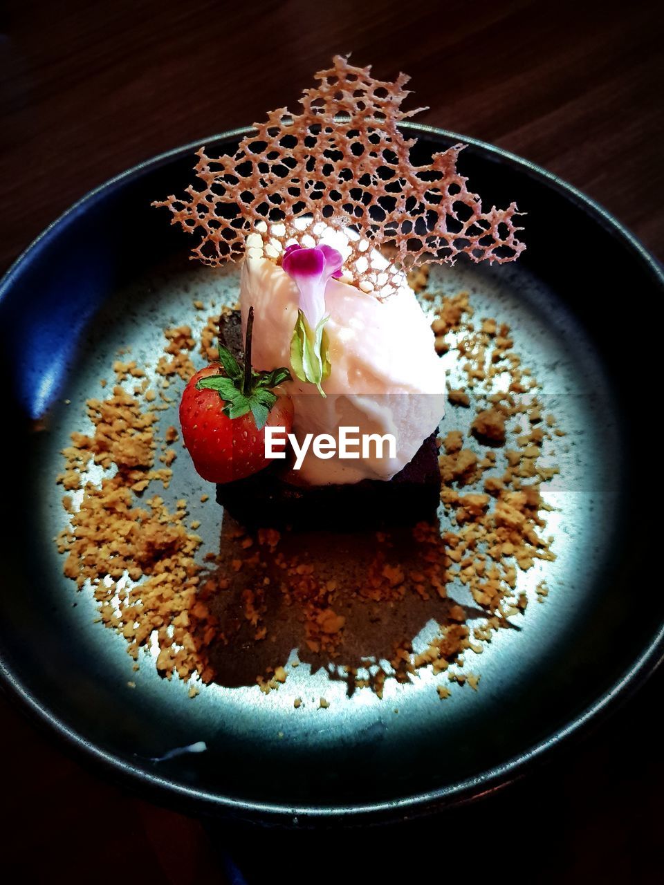 HIGH ANGLE VIEW OF CAKE ON TABLE