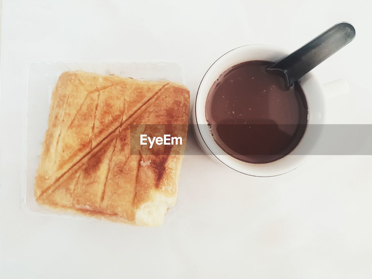 HIGH ANGLE VIEW OF COFFEE AND CAKE