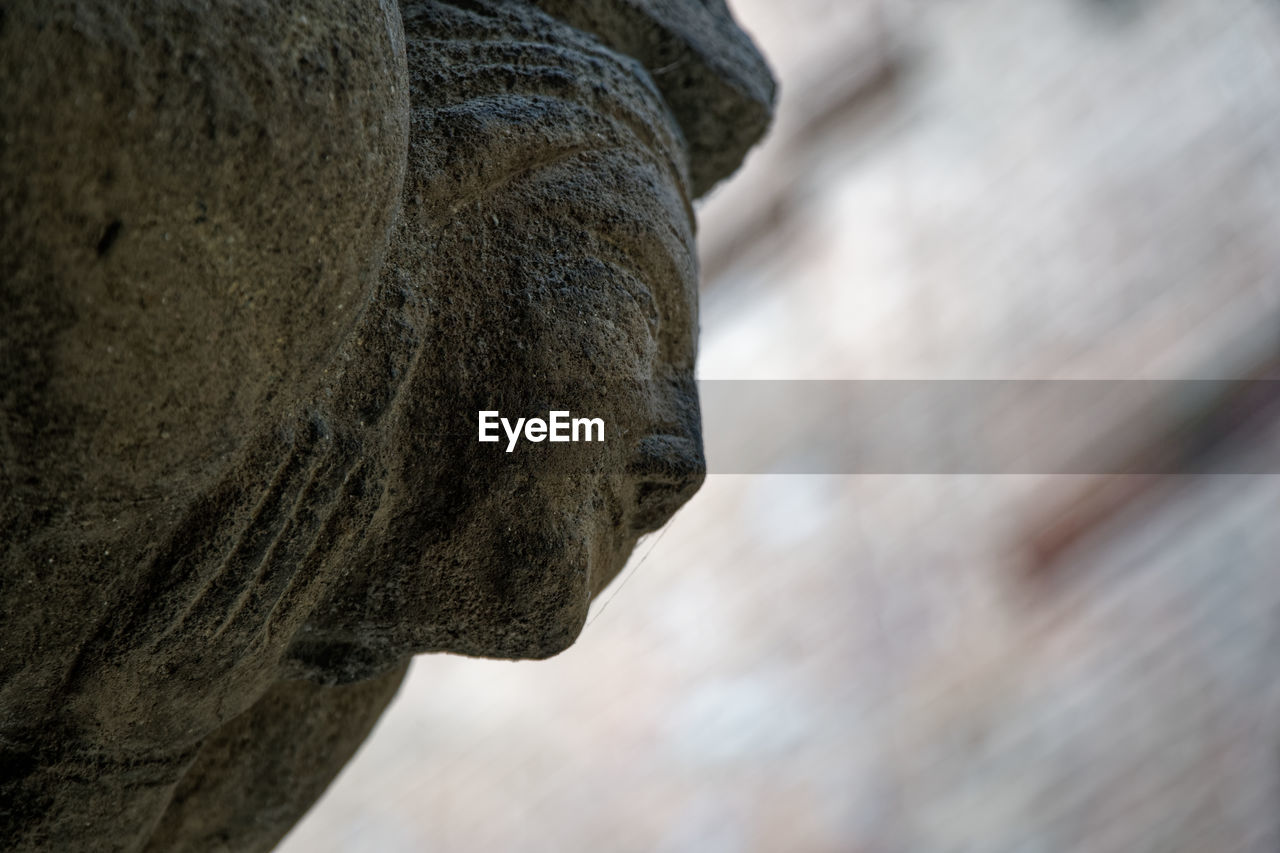 CLOSE-UP OF STATUE OF OLD SCULPTURE