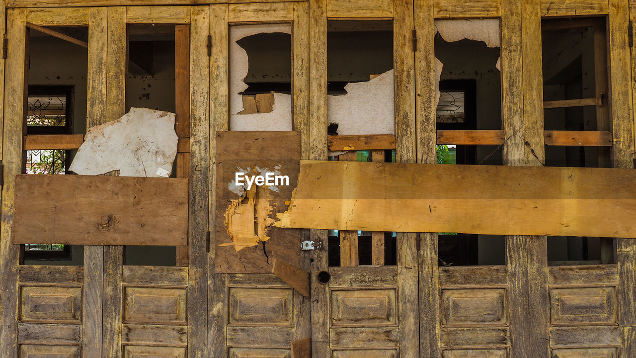 FULL FRAME SHOT OF OLD WEATHERED BUILDING