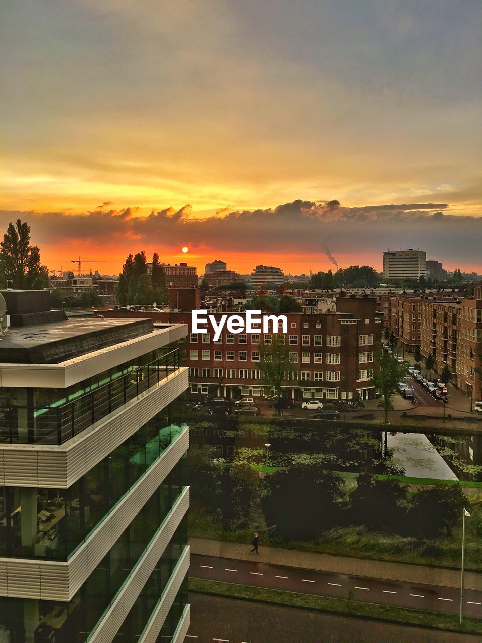 HIGH ANGLE VIEW OF CITYSCAPE AGAINST SKY