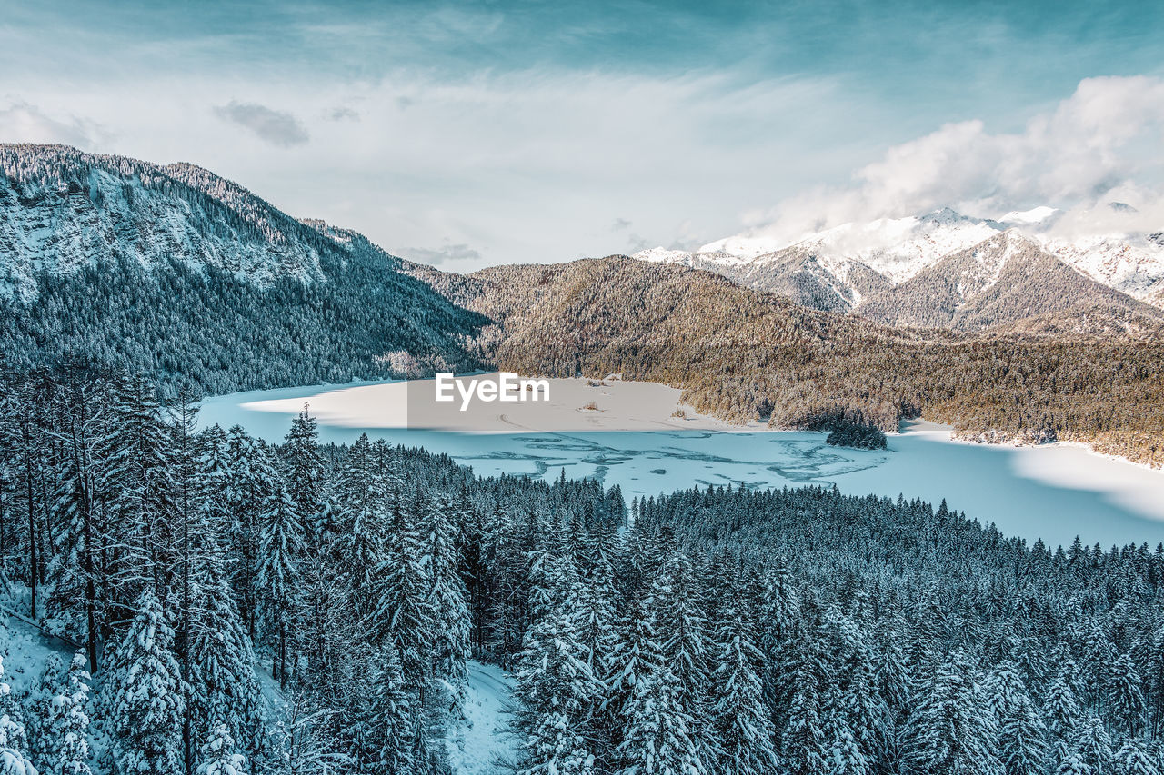 SCENIC VIEW OF SNOWCAPPED MOUNTAIN AGAINST SKY