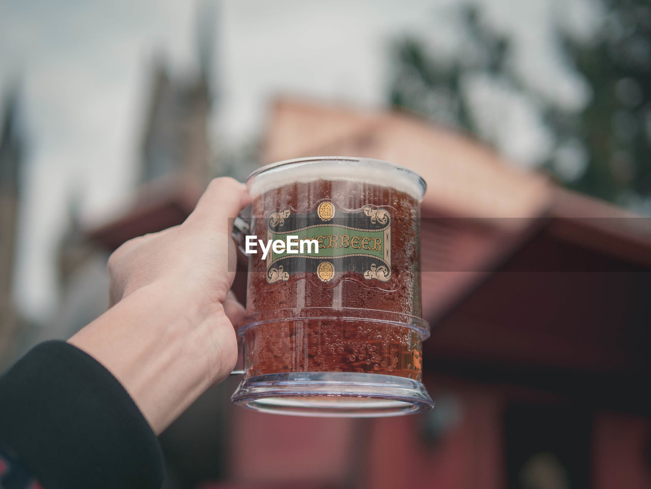 CLOSE-UP OF PERSON HAND HOLDING GLASS OF BEER