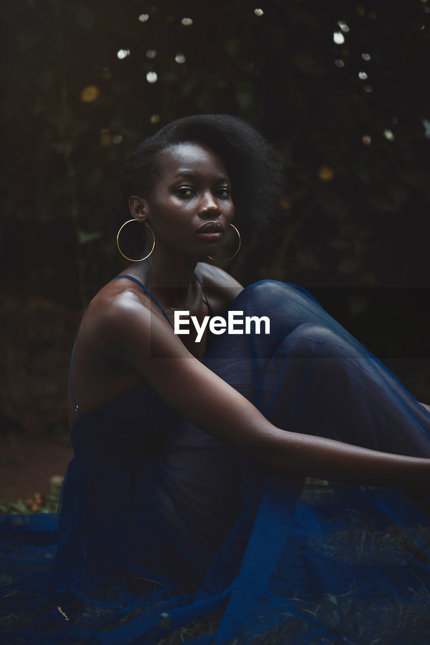 PORTRAIT OF YOUNG WOMAN LOOKING AWAY