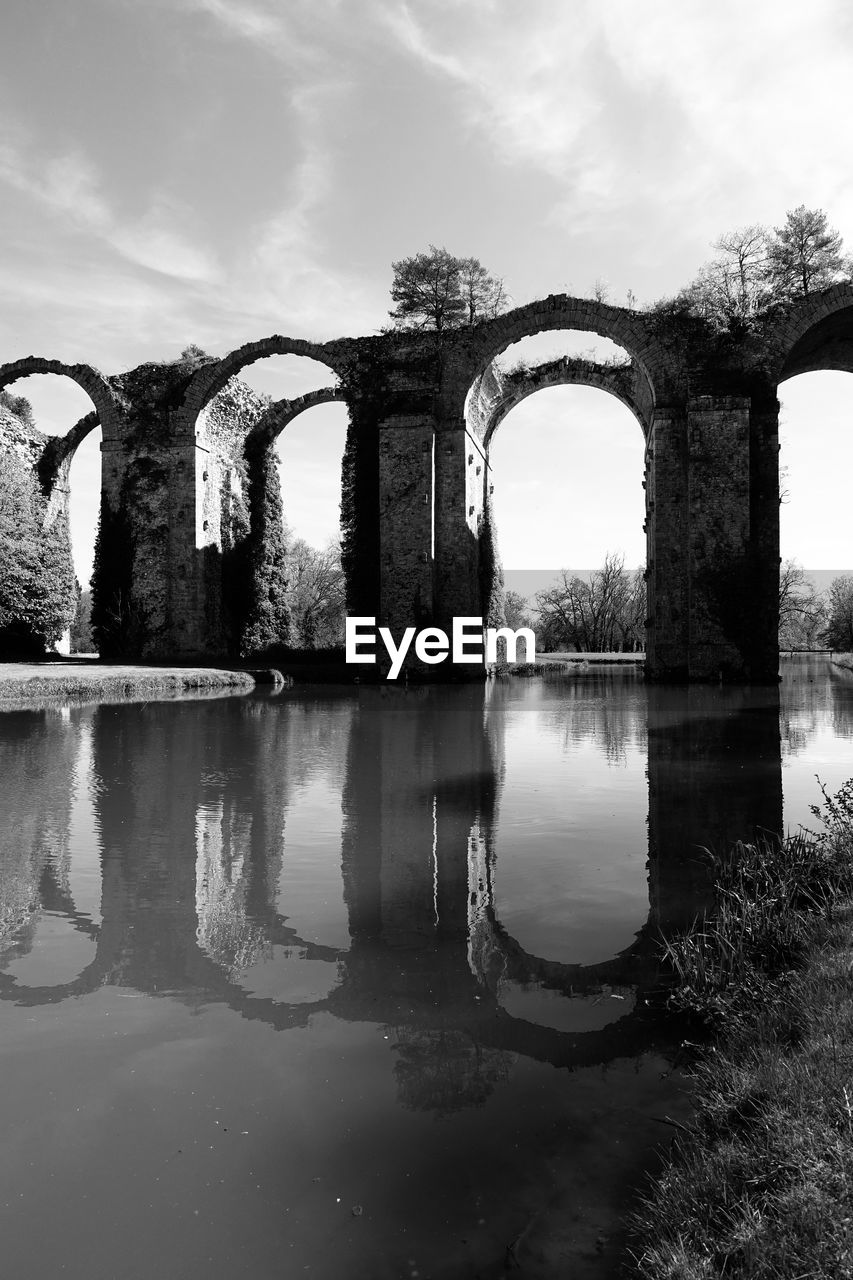 water, black and white, architecture, bridge, reflection, sky, arch, nature, monochrome, built structure, monochrome photography, cloud, black, history, no people, the past, plant, tree, river, travel destinations, outdoors, aqueduct, old, day, arch bridge, ancient, tranquility, transportation, environment