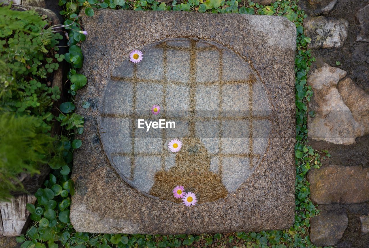 DIRECTLY ABOVE SHOT OF STONE WALL WITH STONES