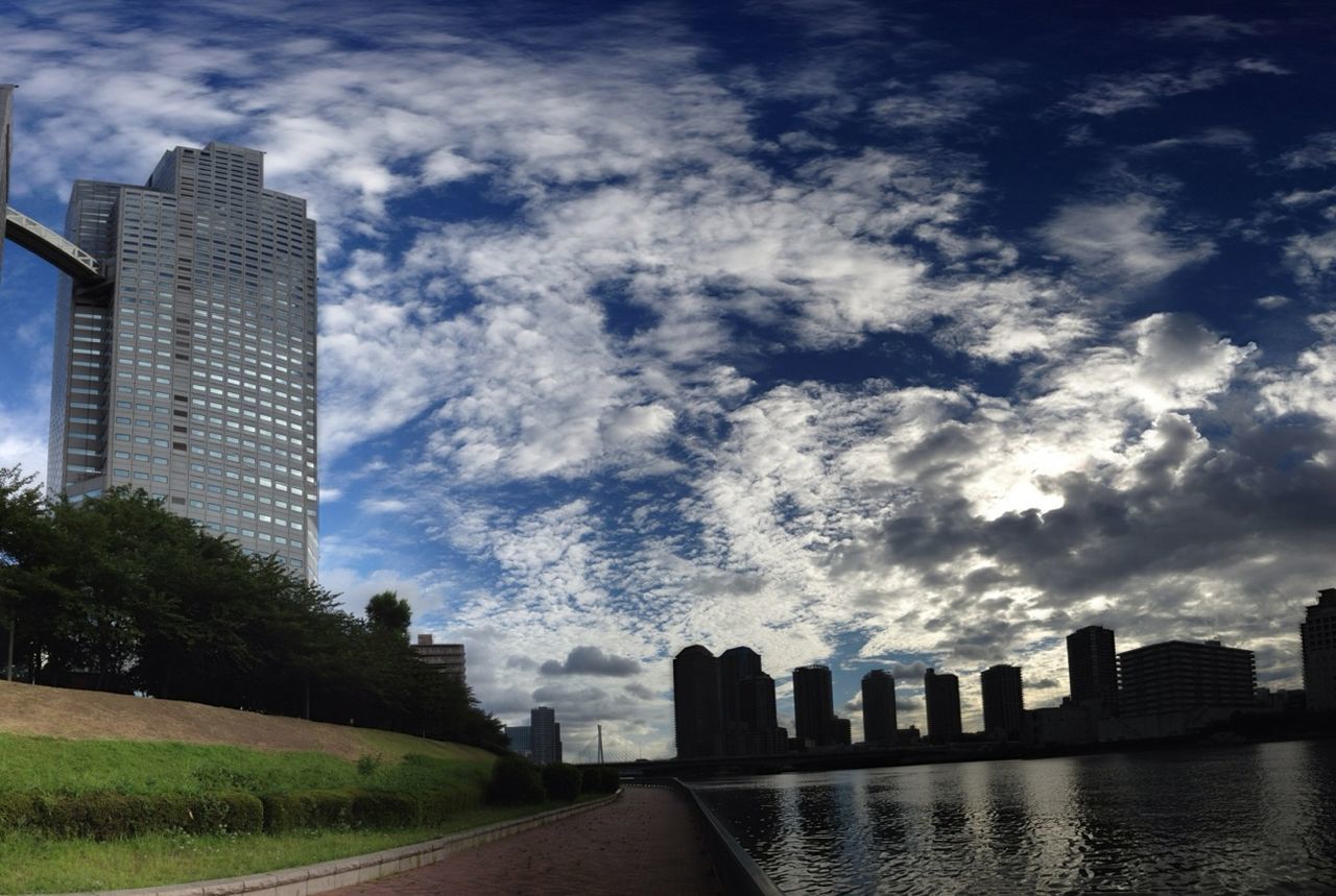 VIEW OF CITY SKYLINE AGAINST CLOUDY SKY