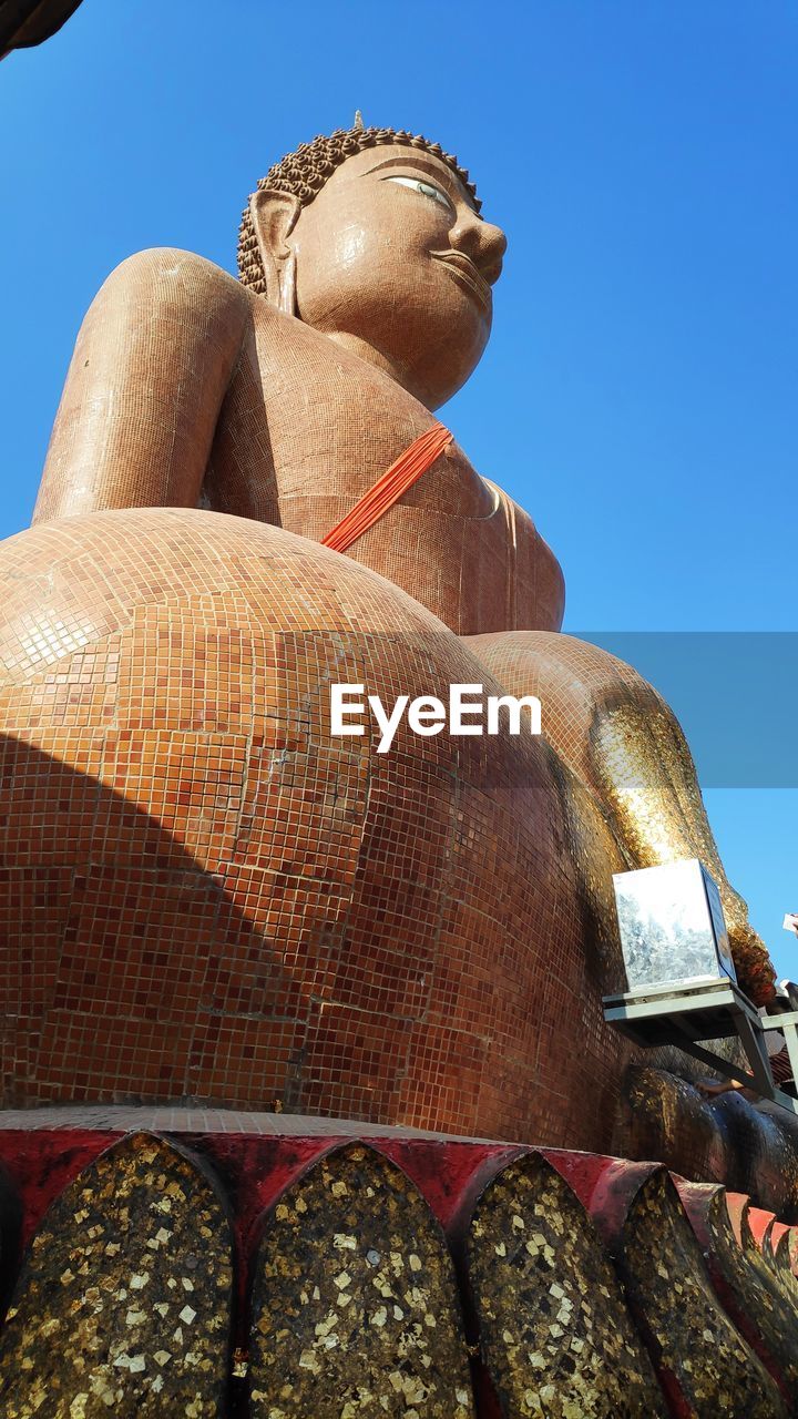 LOW ANGLE VIEW OF STATUE AGAINST SKY