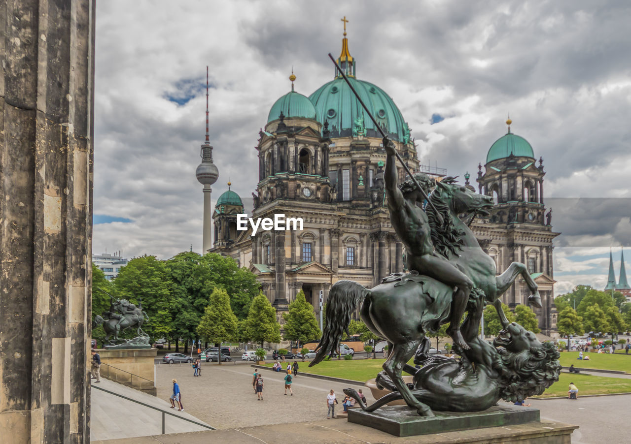 STATUE OF TEMPLE AGAINST BUILDINGS