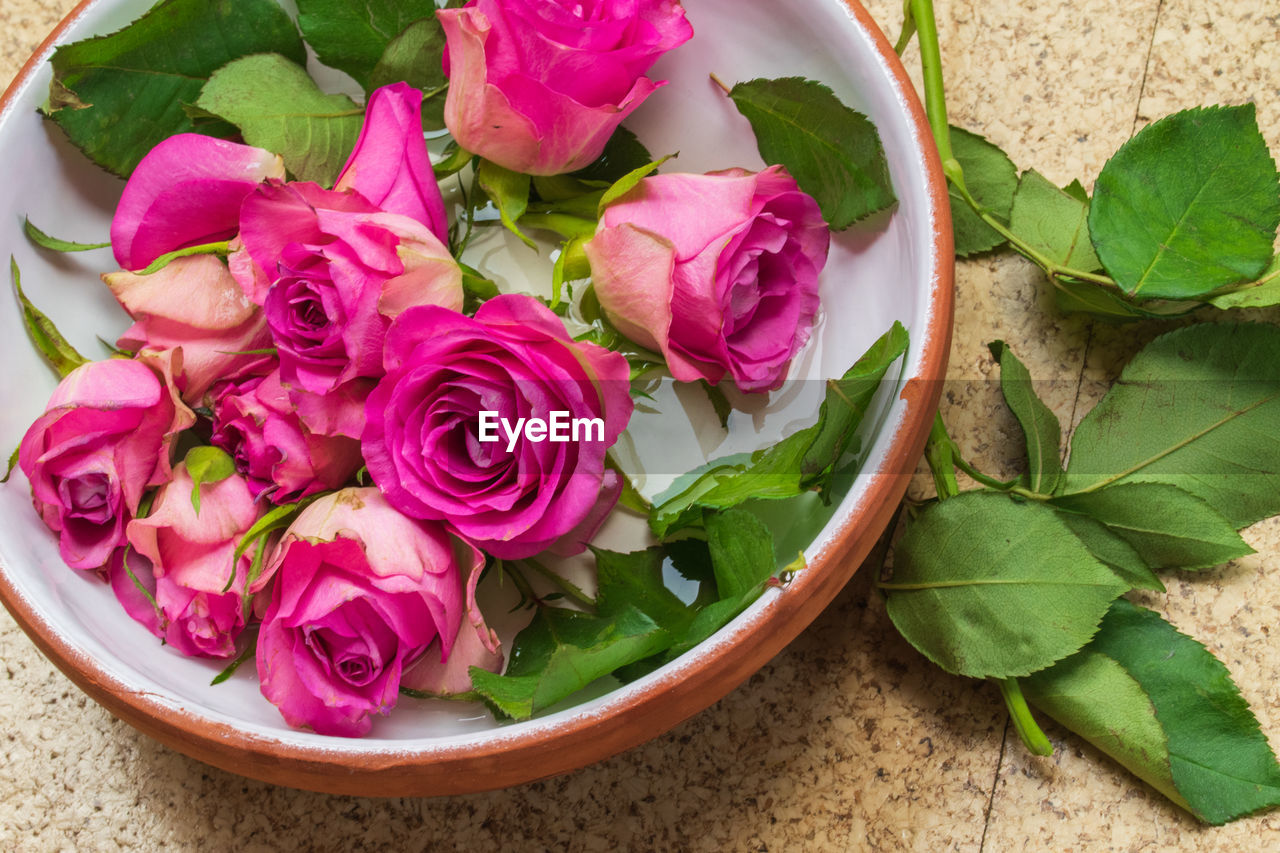 HIGH ANGLE VIEW OF ROSE BOUQUET ON PINK ROSES