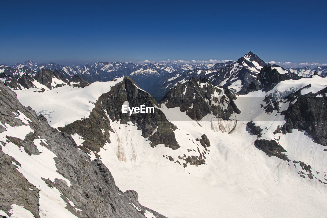 PANORAMIC VIEW OF SNOWCAPPED MOUNTAIN AGAINST SKY