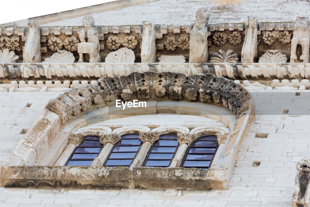 LOW ANGLE VIEW OF OLD HISTORICAL BUILDING