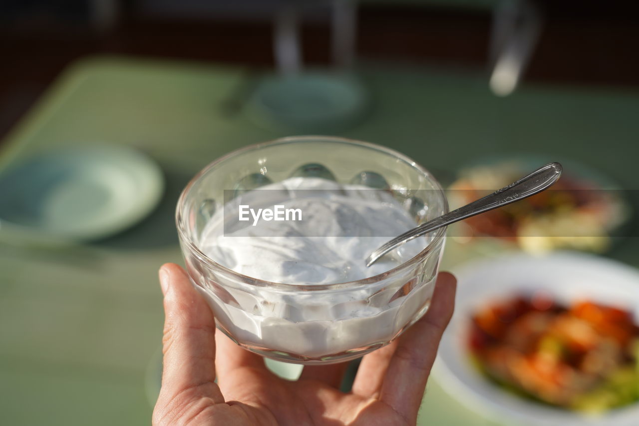 CROPPED IMAGE OF PERSON HOLDING ICE CREAM IN GLASS