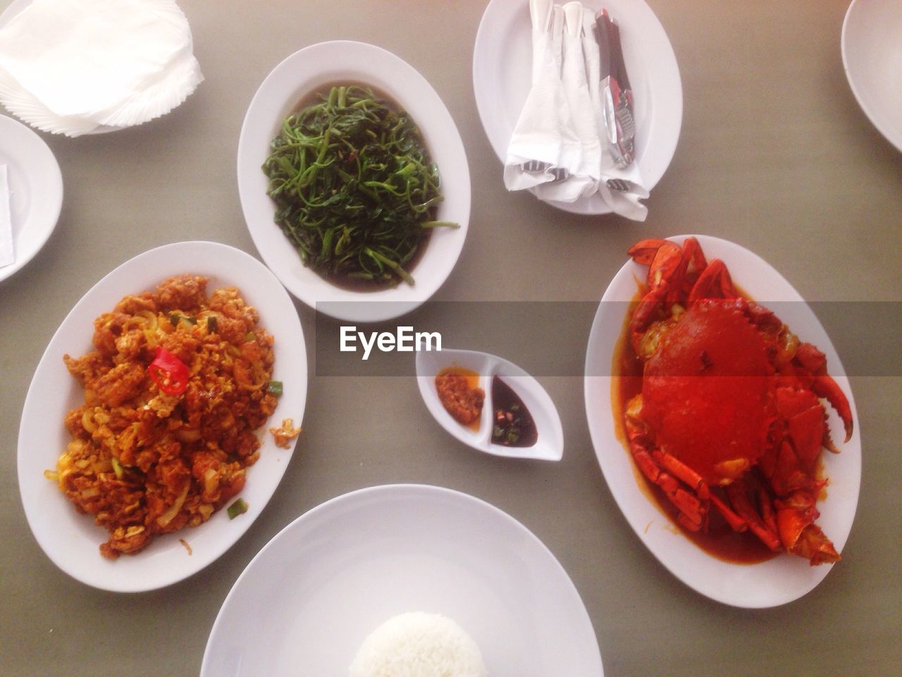 HIGH ANGLE VIEW OF SALAD IN BOWL ON TABLE