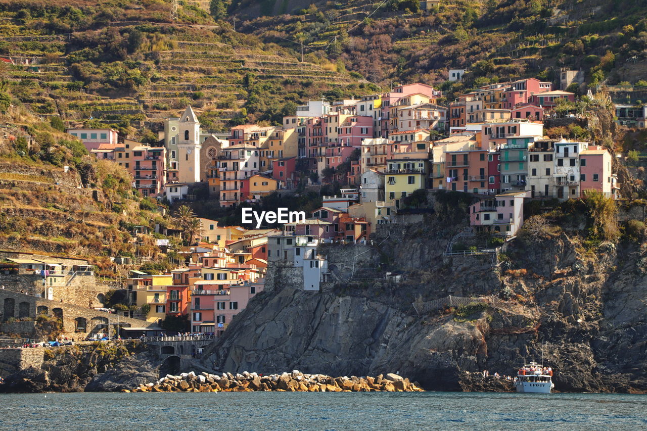 HIGH ANGLE VIEW OF TOWNSCAPE AGAINST SEA