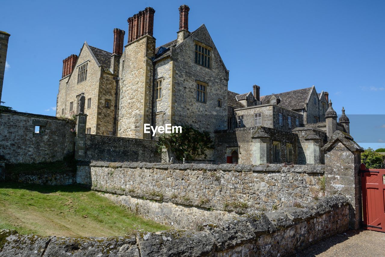 LOW ANGLE VIEW OF CASTLE AGAINST SKY