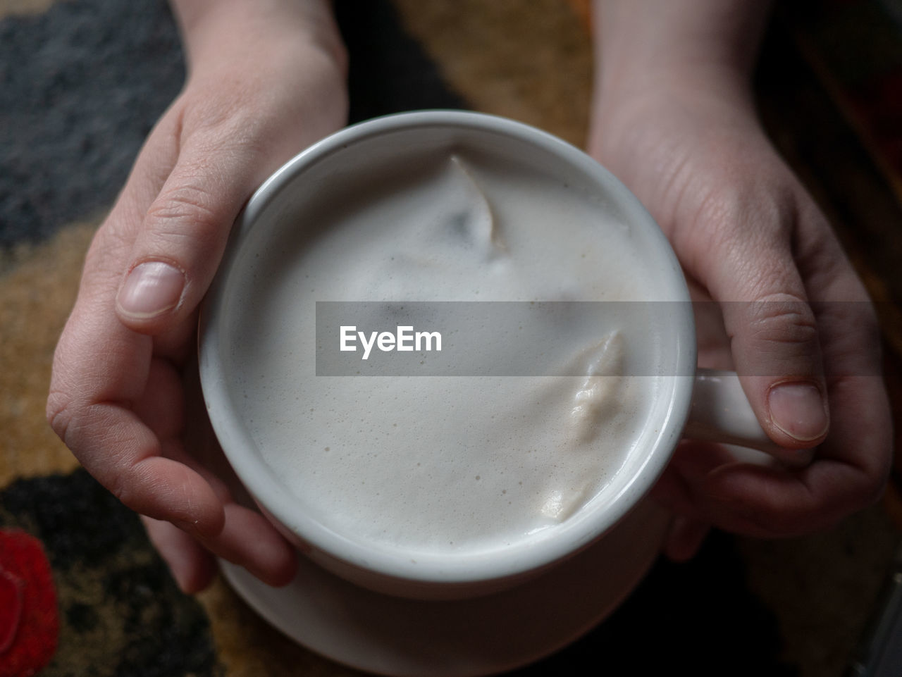 DIRECTLY ABOVE SHOT OF HAND HOLDING COFFEE