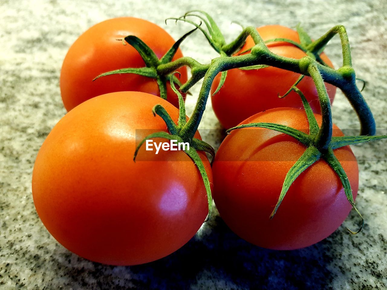 CLOSE-UP OF FRUITS