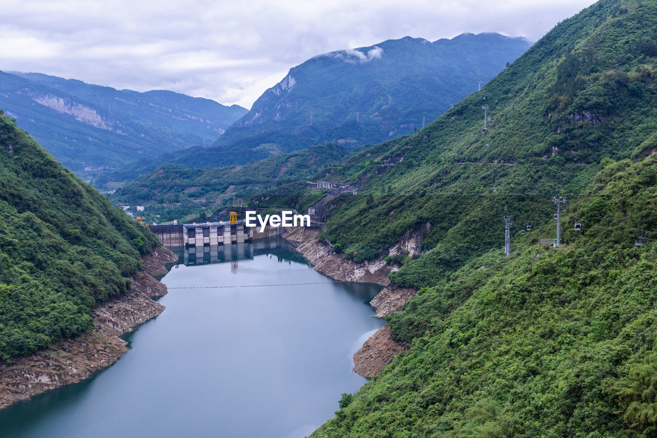 PANORAMIC VIEW OF RIVER AMIDST MOUNTAINS AGAINST SKY