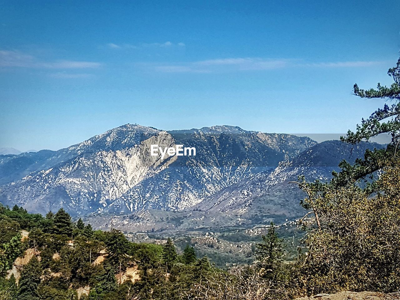 SCENIC VIEW OF SNOW COVERED MOUNTAINS AGAINST SKY