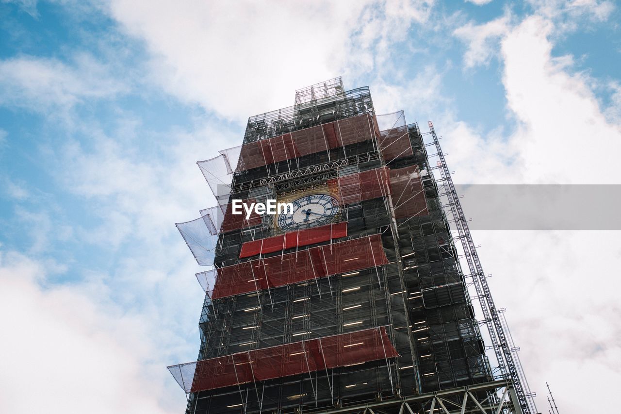 LOW ANGLE VIEW OF BUILDING AGAINST CLOUDY SKY