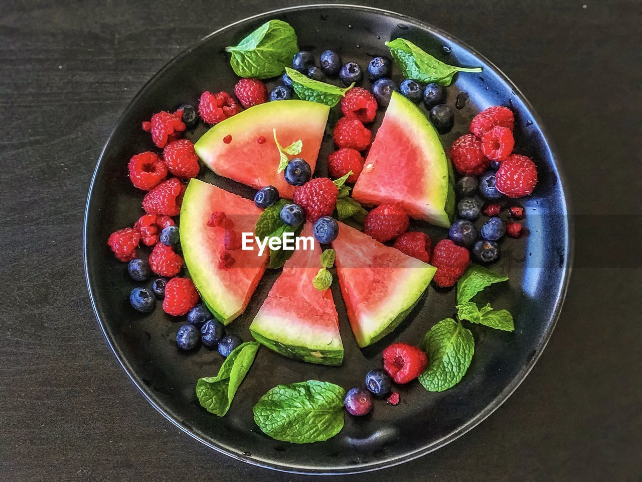 HIGH ANGLE VIEW OF FRESH FRUITS IN BOWL