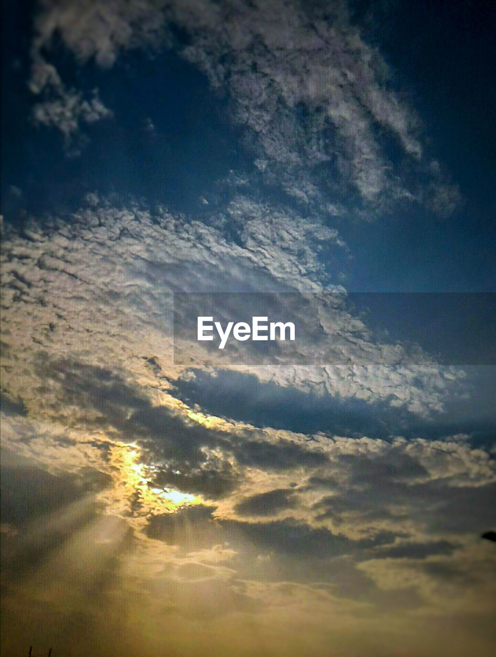 LOW ANGLE VIEW OF CLOUDSCAPE AGAINST SKY