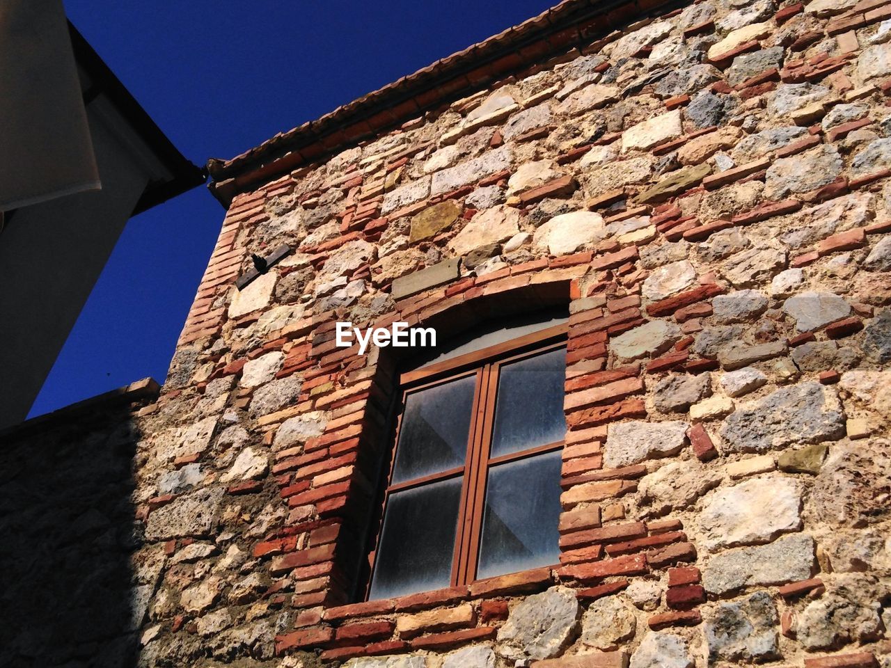 LOW ANGLE VIEW OF WINDOW ON BUILDING