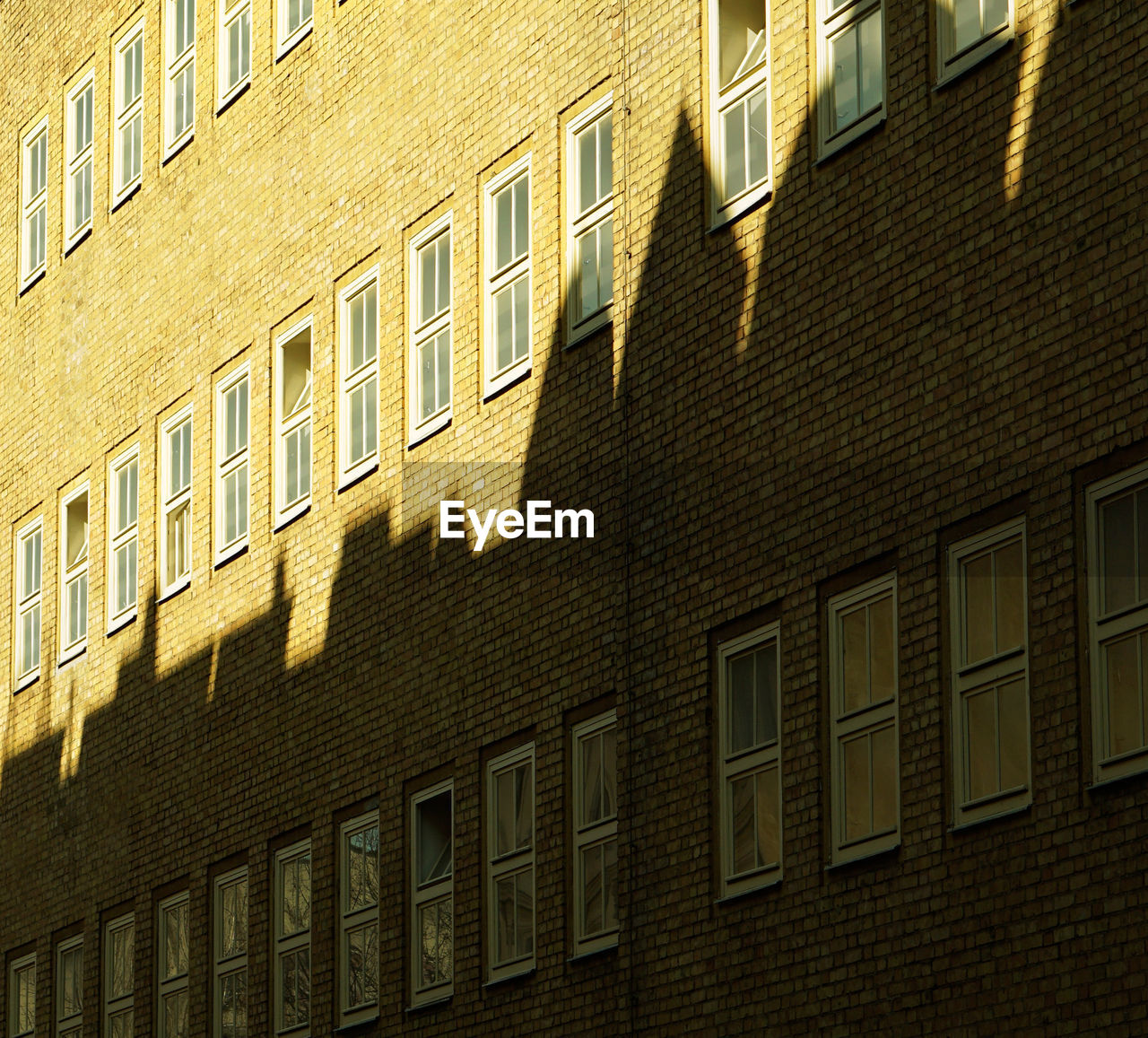 LOW ANGLE VIEW OF BUILDINGS IN CITY