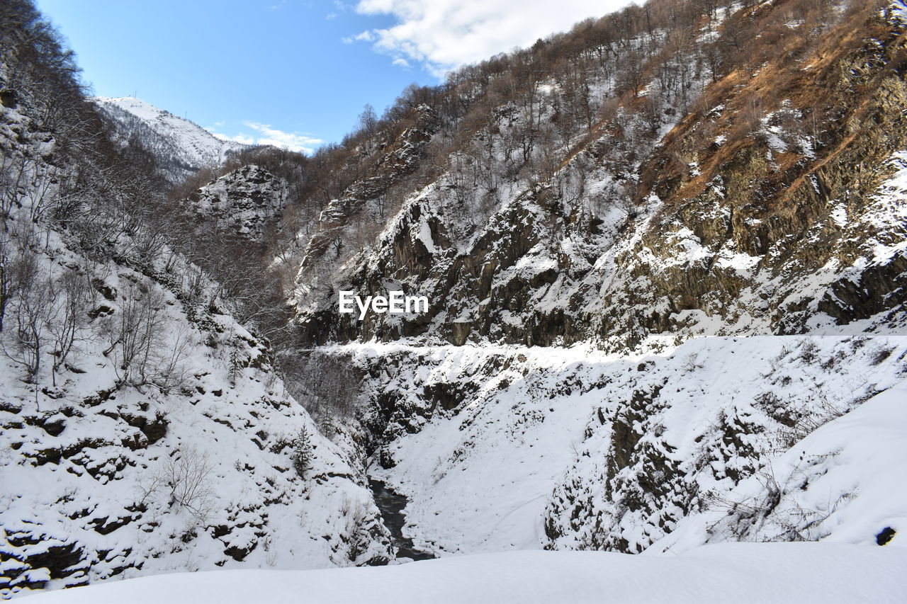 SCENIC VIEW OF SNOW COVERED MOUNTAIN AGAINST SKY