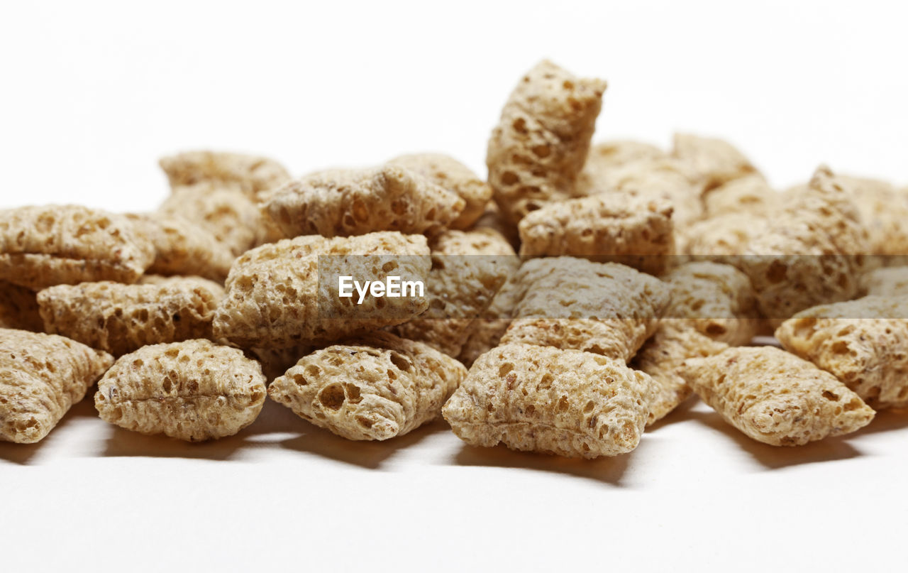 Breakfast cereals that look like pillows made of oats