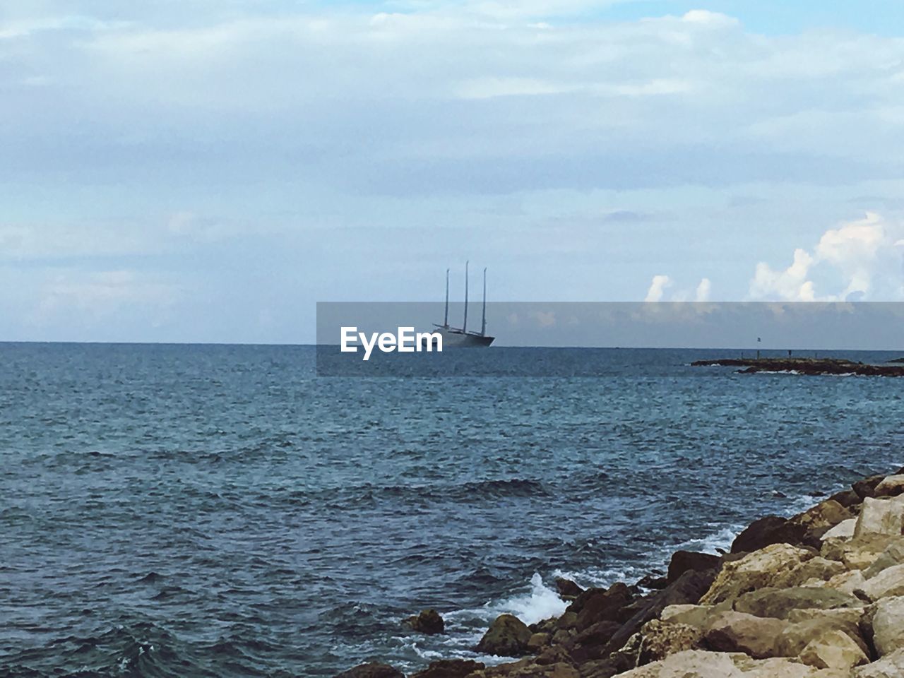 SCENIC VIEW OF SAILBOAT SAILING ON SEA AGAINST SKY