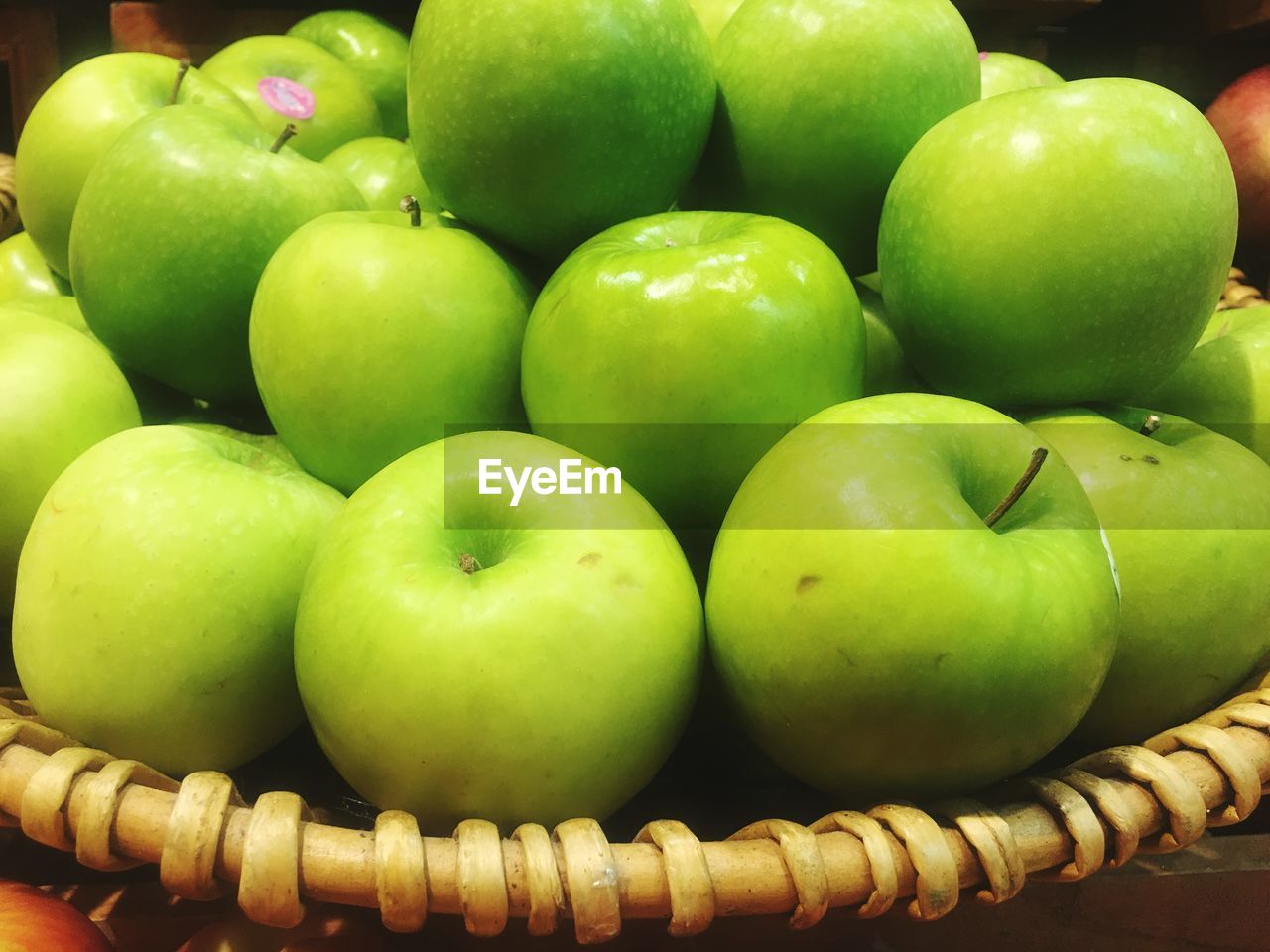 CLOSE-UP OF APPLES